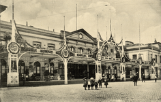 221845 Gezicht op het versierde Centraal Station (Stationsplein) te Utrecht, onderdeel van de festiviteiten bij het 55e ...